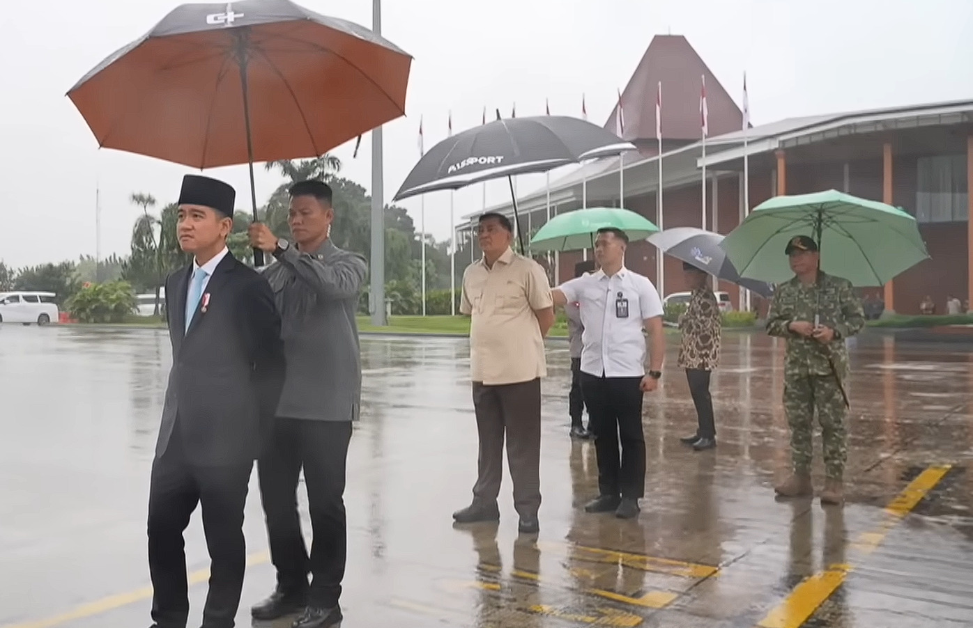 Presiden Prabowo Subianto Langsung Gelar Rapat Terbatas Setelah Tiba di Indonesia 